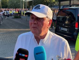 Jamal Musiala sucht seit seiner schweren Verletzung im letzten Sommer nach seiner Form. Von Bayern-Boss Uli Hoeneß gibt es einen Wunsch für den Youngstar und Kritik an Experte Lothar Matthäus.