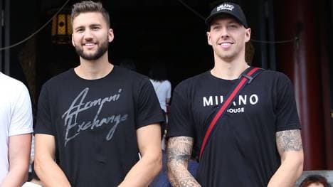 Maxi Kleber (l.) und Daniel Theis sind auch Kollegen in der deutschen Basketball-Nationalmannschaft