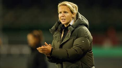 Bremens Trainerin Frederike Kromp wird verkabelt