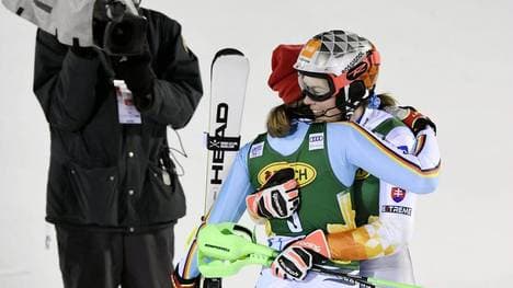 Lena Dürr (l.) umarmt Siegerin Petra Vlhova