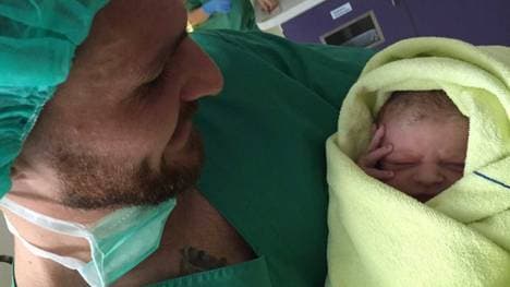 Alushis Sohn Arian und der stolze Vater Enis Alushi