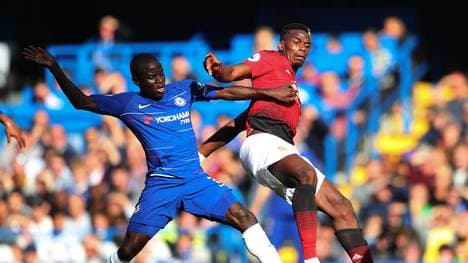 Paul Pogba von Manchester United (r.) im Duell mit N'Golo Kante vom FC Chelsea