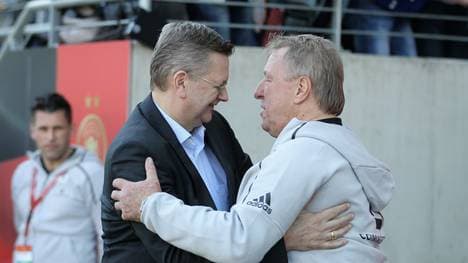 DFB-Frauen: Horst Hrubesch verabschiedet sich in den Ruhestand, Horst Hrubesch (rechts) sitzt am Dienstag das letzte Mal auf der Bank der DFB-Frauen