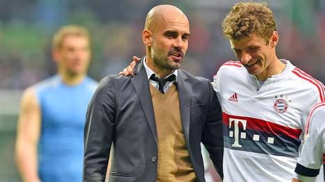 Pep Guardiola und Thomas Müller Arm in Arm