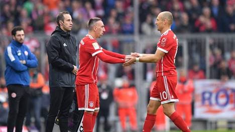 Die Verträge von Arjen Robben (r.) und Franck Ribery beim FC Bayern laufen aus