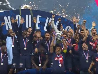 Mbappé verabschiedet sich mit dem Double von seinem Verein PSG. Dank Ousmane Dembelé durfte er auch ohne eigenen Treffer im Finale der Coupe de France gegen Lyon die Trophäe in die Höhe recken.