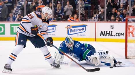 Edmonton Oilers v Vancouver Canucks