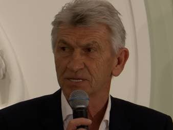 Im Rahmen der Kinopremiere "Ein Sommer in Italien" über die deutschen Weltmeister von 1990 verrät Klaus Augenthaler, dass er eigentlich gar nicht mitfahren wollte. Mehrere Anrufe von Franz Beckenbauer sorgten schließlich für ein Umdenken. Der Film "Ein Sommer in Italien - WM 1990" läuft ab 19. März im Kino.