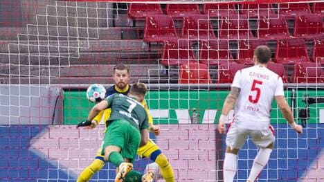 Kölns Timo Horn pariert einen Kopfball von Augsburgs Florian Niederlechner