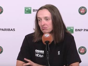 Während im Frauen-Tennis viele Spielerinnen Titel holen, sieht Iga Świątek bei den Männern klare Favoriten. Sinner dominiert, Alcaraz fehlt – das wirke derzeit etwas vorhersehbar.