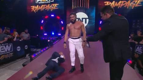 Andrade El Idolo (m.) schlägt seinen Manager Chavo Guerrero bei AEW Rampage nieder