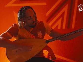 Sacha Boey wechselt per Leihe zurück zu Galatasaray Istanbul. Den Wechsel des Franzosen präsentierte der türkische Rekordmeister auf spezielle Art und Weise.