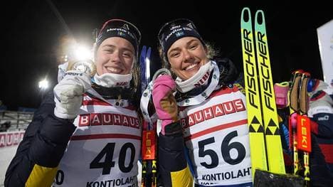 Elvira (l.) und Hanna Öberg haben ihren ersten Doppelsieg im Biathlon gefeiert