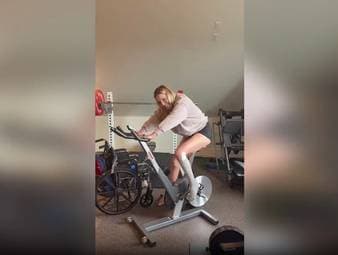 Nach ihrer Horror-Verletzung bei den Olympischen-Spielen arbeitet Ski-Superstar Lindsey Vonn schon wieder an ihrem Comeback.