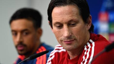 Trainer Roger Schmidt (r.) und Karim Bellarabi freuen sich auf das Duell mit Barcelona