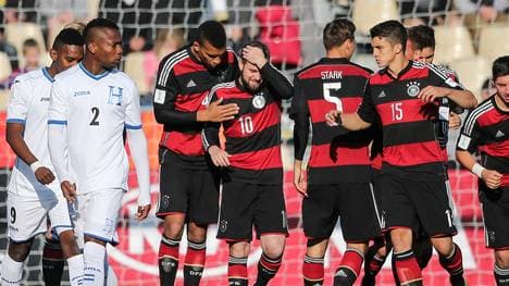 Marc Stendera (M.) erzielte den ersten Treffer für Deutschland