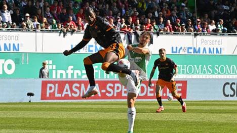 Noah König (r.) trifft Faride Alidou (l.) und fliegt vom Platz 