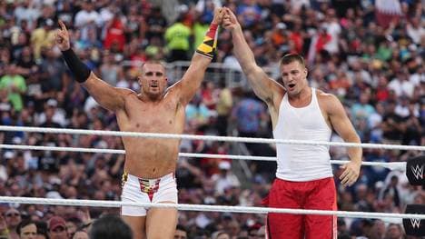 Mojo Rawley (l.) hatte 2017 einen großen WWE-Auftritt mit Rob Gronkowski