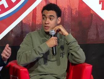 Beim Fanbesuch verrät Bayern-Profi Jamal Musiala, dass das Trikot von Lionel Messi einen ganz besonderen Platz bekommen hat. 