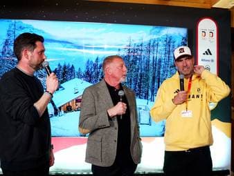 Trainer-Legende Jürgen Klopp erläutert im Rahmen seines Besuches im Deutschen Haus, was ihn beim Curling beeindruckt.