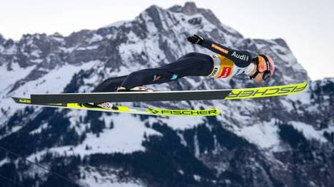 Karl Geiger führt im Gesamtweltcup