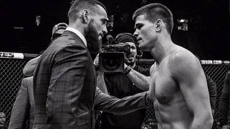 CM Punk (l.) trifft in seinem ersten UFC-Fight auf Mickey Gall