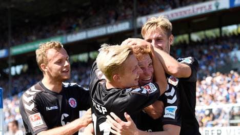 Marcel Halstenberg (2.v.r.) schoss beim KSC das Siegtor für den FC St. Pauli