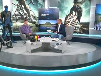 Frederic Funk ist zu Gast bei Triathlon PUR und erzählt, warum er von Geburt an mit dem Triathlon-Fieber infiziert ist. Darüber hinaus ist die kontroverse Hawaii-Entscheidung von IRONMAN ein Thema sowie die beeindruckende Karriere von Daniela Bleymehl.
