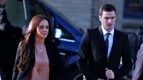 Adam Johnson erschien mit seiner Freundin Stacey Flounders vor Gericht