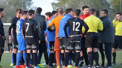 Eine Rote Karte für Bochums Robbie Kruse löste eine Rudelbildung aus, die zum Spielabbruch führte