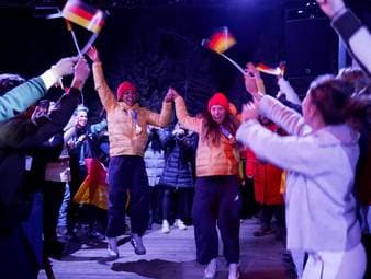 Die Frauen gewinnen im Zweierbob souverän Olympia-Gold und -Silber. Diesen Erfolg feiern sie im Deutschen Haus in Cortina. 