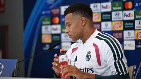Real-Superstar Kylian Mbappe nimmt hier die Flasche vom Tisch