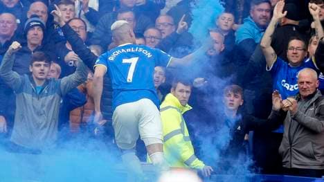 Richarlison warf einen Feuerwerkskörper zurück Richtung Tribüne