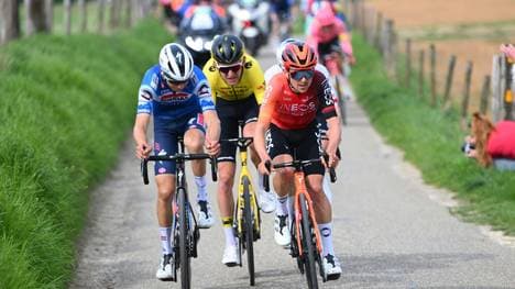 Thomas Pidcock (r.) gewinnt das Amstel Gold Race