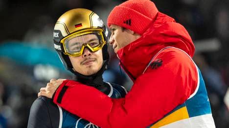 Philipp Raimund (l.) und Andreas Wellinger starten für Deutschland im Super-Team-Wettbewerb