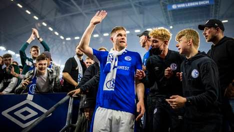 Die Fans von Schalke 04 feiern den Aufstieg mit Torjäger Simon Terodde