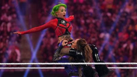 Auch Shotzi (oben, mit Nia Jax) muss WWE verlassen