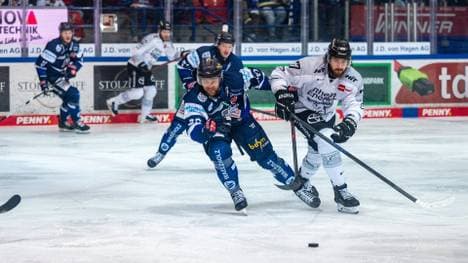 Macoy Erkamps (li.) gegen Kölns Ryan MacInnis