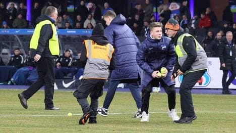 Die Partie Hertha BSC gegen den HSV musste für 32 Minuten unterbrochen werden