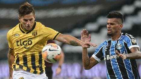 Stürmt jetzt unter dem Zuckerhut: Raul Bobadilla (l.)