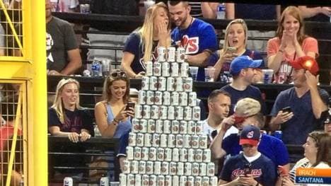Über 1,25 Meter hoch: Die von Indians-Fans errichtete Pyramide aus leeren Bierdosen
