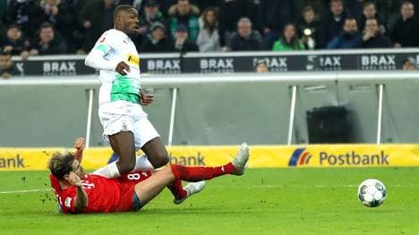 Javi Martinez verursacht gegen Marcus Thuram den Elfmeter