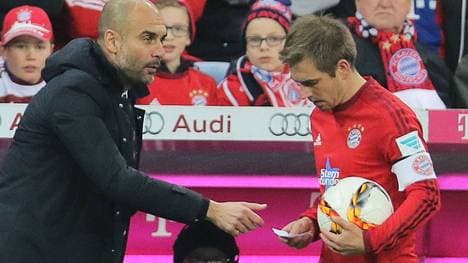 Pep Guardiola (l.) gibt Philipp Lahm seinen Taktik-Zettel