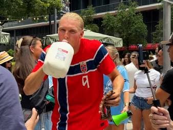 Der Hype um Norwegen-Stürmer Erling Haaland nimmt kein Ende. In Miami trafen vor dem Viertelfinale zahlreiche Doppelgänger des Norwegers für einen irren Wettbewerb ein.