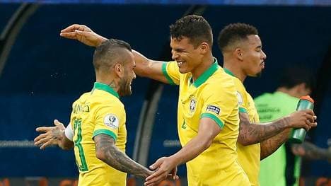 Dani Alves (l.) kehrt ins Nationalteam zurück