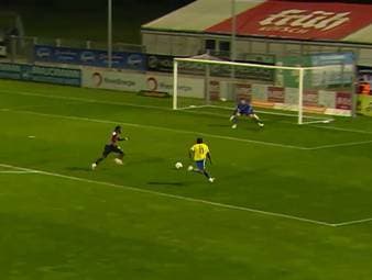 Rot-Weiss Essen gewinnt bei Viktoria Köln knapp mit 2:1 und springt damit erstmals auf einen direkten Aufstiegsplatz. 