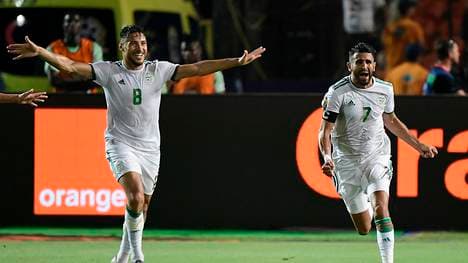 Riyad Mahrez (r.) schoss Algerien ins Finale des Afrika-Cups