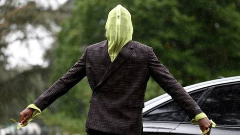 Ibrahima Konate versteckt sein Gesicht