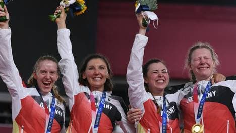 Bahnrad-Vierer der Frauen versteigert Helm