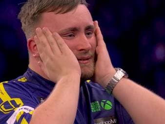 Luke Littler gewinnt die Darts WM 2025 gegen Michael van Gerwen mit 7:3 und krönt sich zum jüngsten Weltmeister aller Zeiten. Die ersten Momente nach seinem Triumph gibt es hier im Video.
